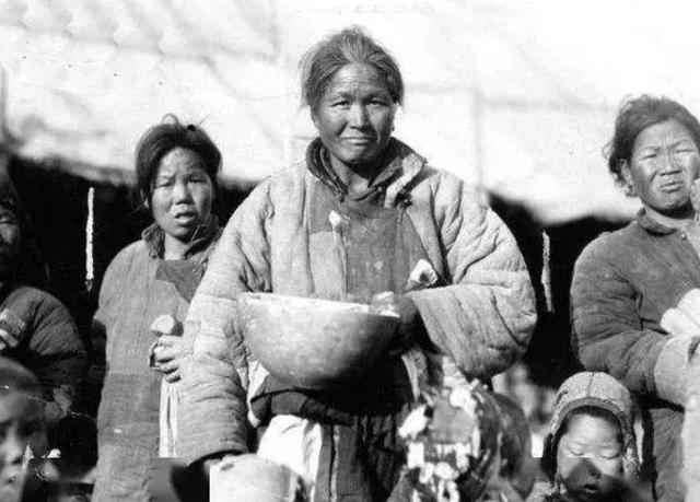 1949年，女乞丐找到政府，将破棉衣里的16两黄金上交，后来如何了