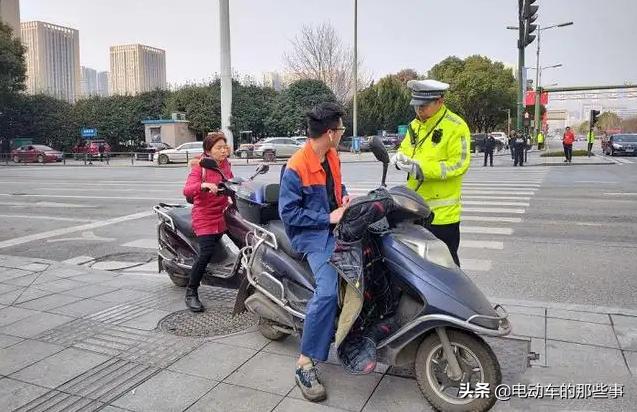 封闭电动三轮车考什么驾照（需注意电动车三轮车走哪个车道）(7)