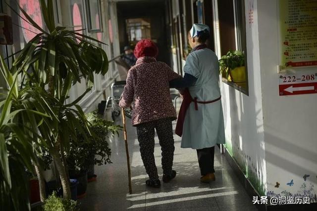 死于养老院的102岁老人：被布条绑了7天，曾奋力挣扎，苦苦哀求过