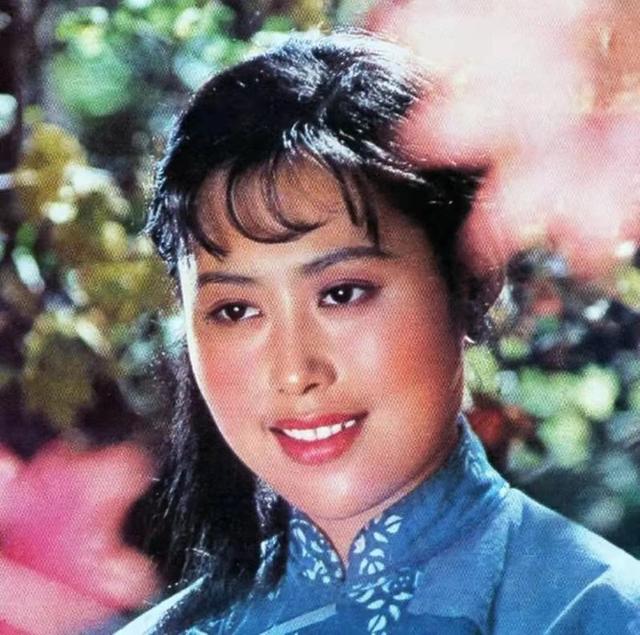 72岁的斯琴高娃：两段带泪的婚姻，三婚丈夫病逝，风光背后有眼泪