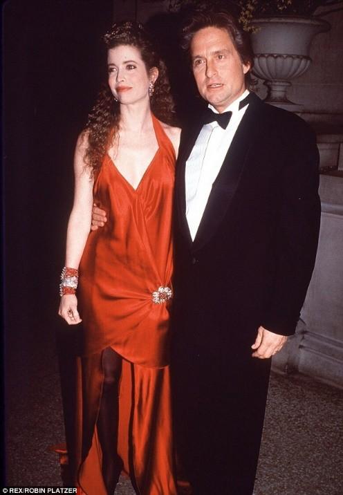 泽塔琼斯年龄多大,22年前泽塔琼斯嫁给道格拉斯