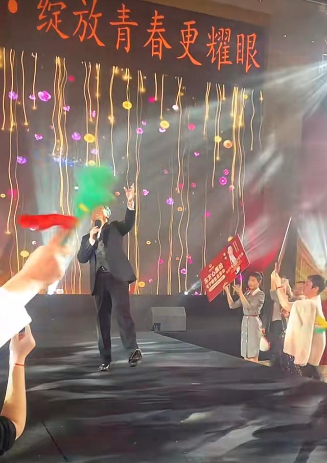 52岁毛宁商演捞金，搂富婆深情对唱，互动卖力被质疑整容