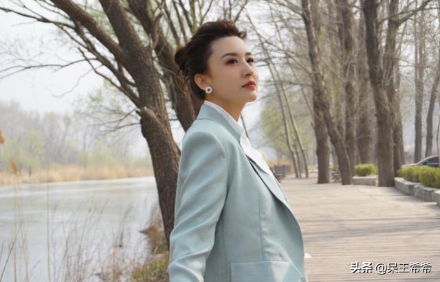 主持人比赛成绩比李思思优秀，张蕾为何得不到主持春晚的机会？
