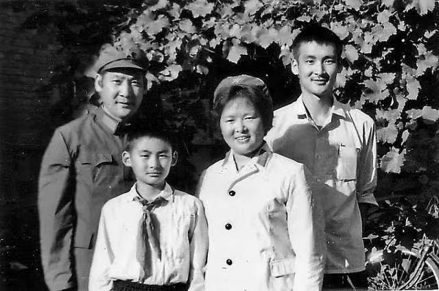 演员景冈山：因喝酒跟妻子离婚，再婚后仍不知悔改，今成酒蒙子