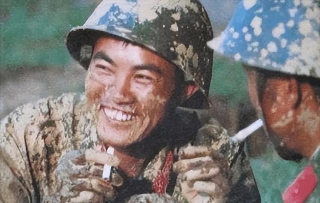 一等功英雄离婚风波，意外牵扯12个家庭，法庭现场妻子泪如雨下