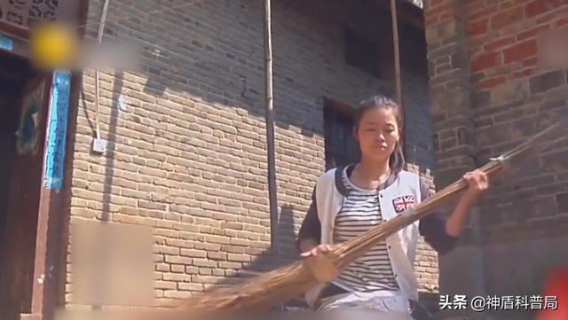 河南无腿女孩王娟：6岁失去双腿，靠单手走进大学，如今怎么样了