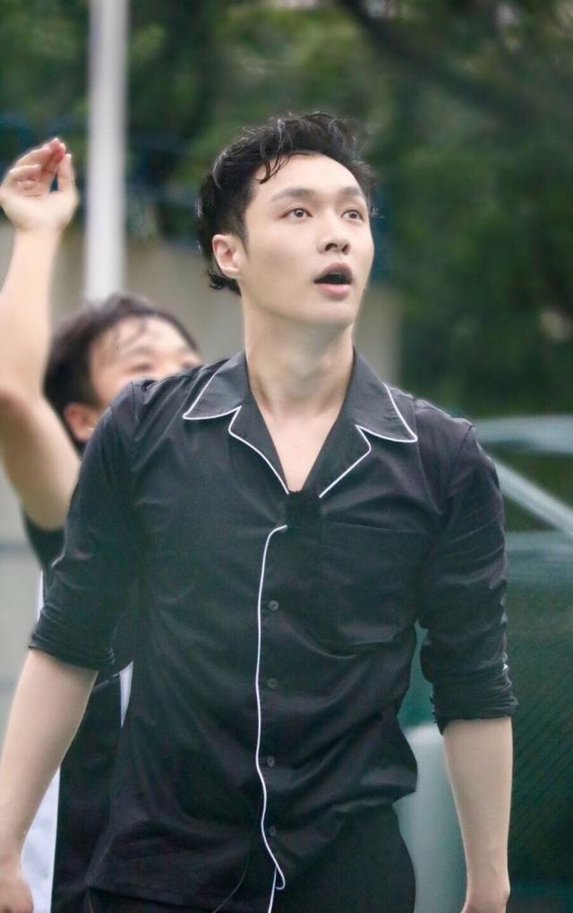 LAY:我是一个追梦人，追逐光明，感受光明，成为光明。
(图5)