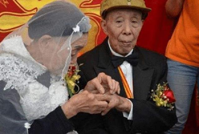 八旬抗战老兵再婚，新婚夜才发现，新娘竟是失散60多年的结发妻子