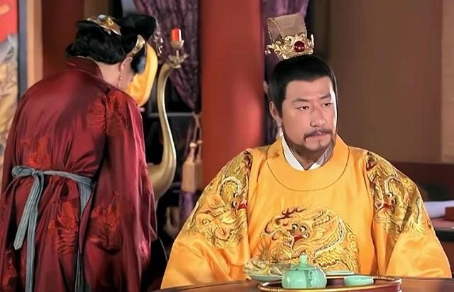 朱元璋给儿子剥橘子，马皇后却突然喊道：你爹要杀你快跑