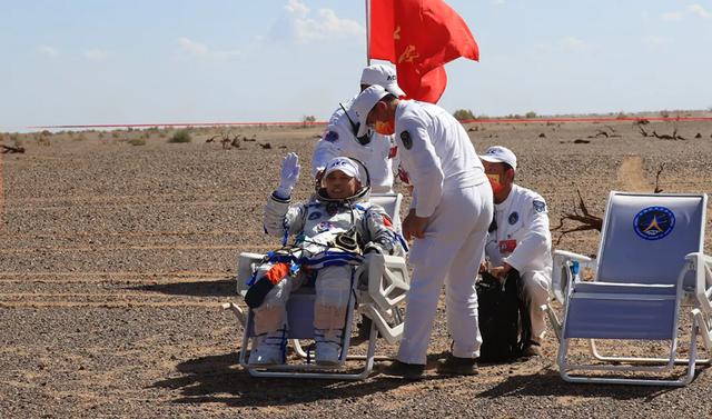 4名游客从太空回到地球就行走，为何神舟十三号航天员被抬着走