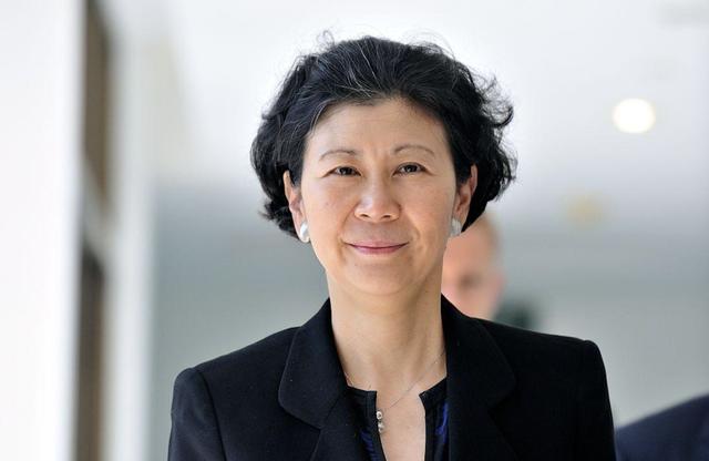 李嘉诚携周凯旋现身白云山，两人十指紧扣踏青，相识29年默契十足