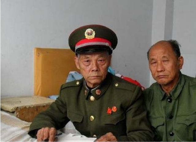 2007年江西老兵给战友扫墓，意外发现自己的墓碑，领导高度重视