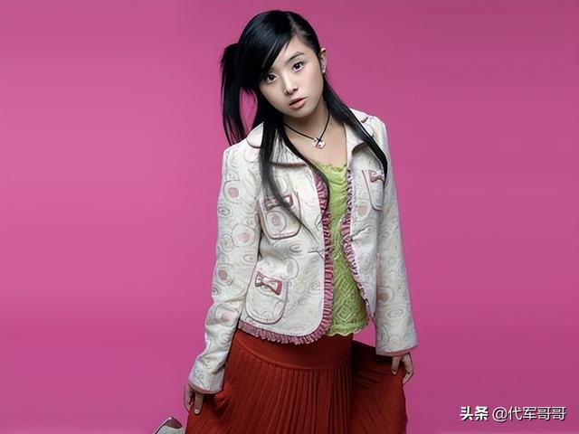 她15岁凭一首歌成名，事业受挫后抑郁爆肥，如今33岁美成这样？