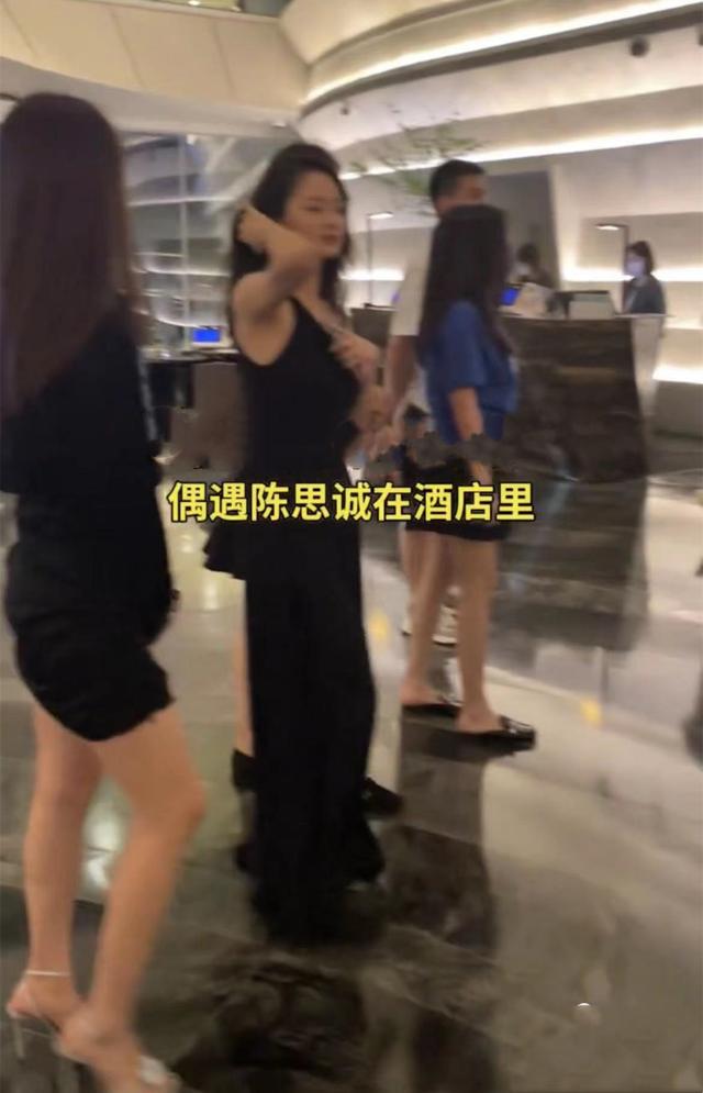 陈思诚在哪住(陈思诚高档酒店被偶遇心情愉悦，身后跟四位靓妹，各个细腰长腿)