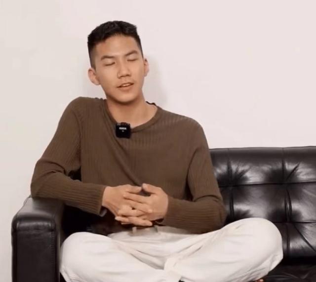 胡军儿子康康近照曝光！14岁身高一米八气场好A，颜值撞脸钟汉良