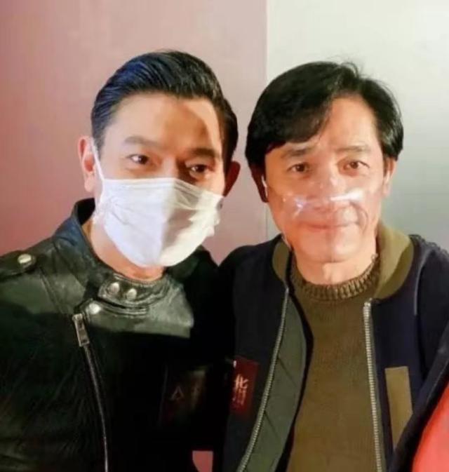 "不老男神"都假的，满脸皱纹、发黄出油，生图揭露"人间真实"