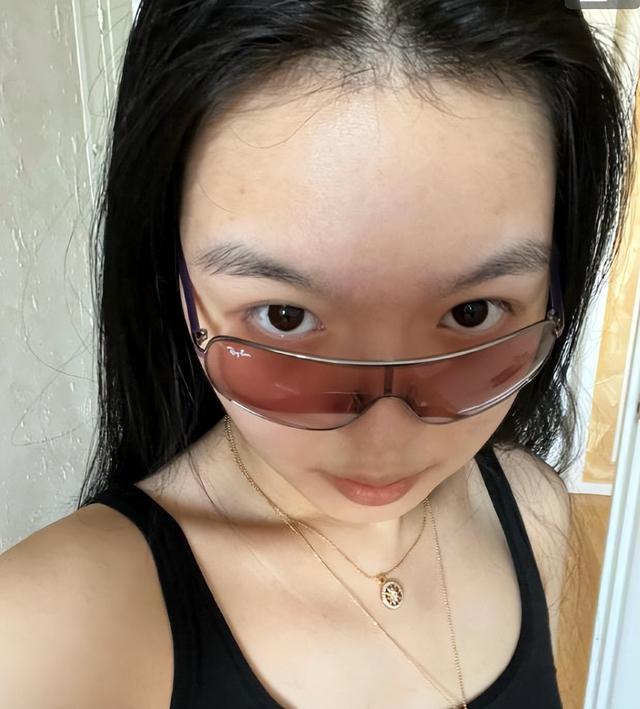 李咏妻子分享女儿最新动态：老公离世快4年，女儿也长大成熟了