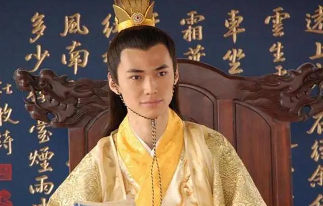 建文帝出逃后朱棣直奔皇宫，小官却拦下问了句话，后成了四朝宰相