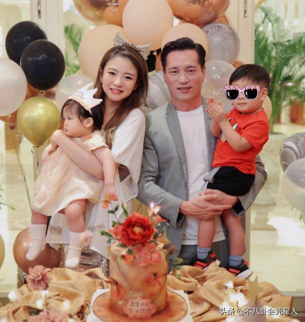 ����Ȧ�Ĵ��Ů����(��ֵ���������У�ȴӵ��һ˫�����ţ���10λŮ�ǵĽſ��Ⱥ���)