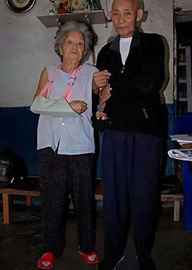 八旬抗战老兵再婚，新婚夜才发现，新娘竟是失散60多年的结发妻子