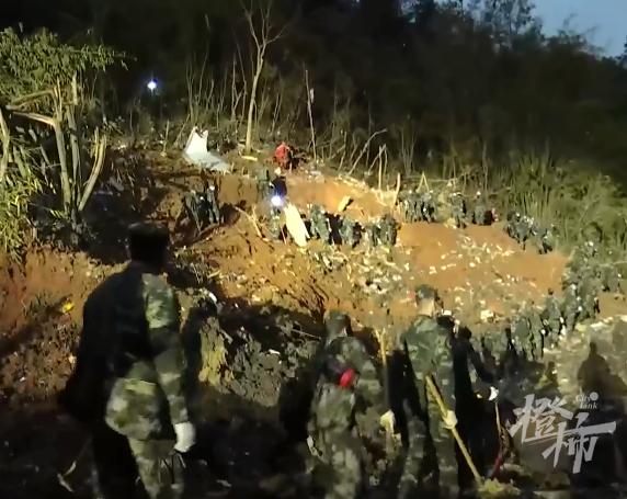 搜救现场最新画面：飞机残骸抛洒面积巨大，竹林被砸得面目全非