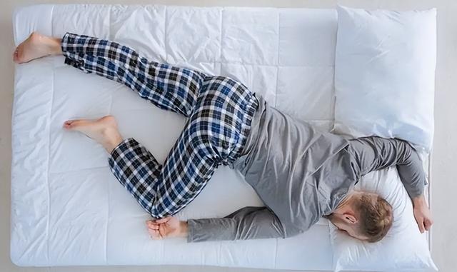 睡觉时腿突然抽筋，是缺钙了？错！还可能是这5大原因，不要大意