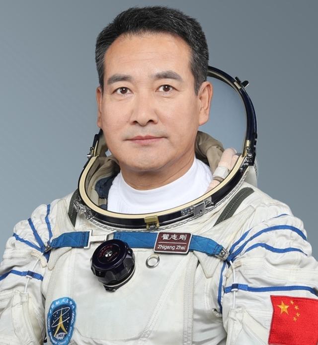翟志刚回忆“太空漫步”：地球在空中悬着，真怕它飘跑了