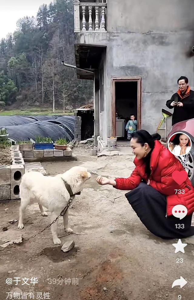 56岁于文华现身农村生活，住田野旁自建房接地气，喂土狗裙子拖地