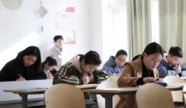 “考研”和“考公”同时上岸，应该怎么选择？过来人告诉你答案