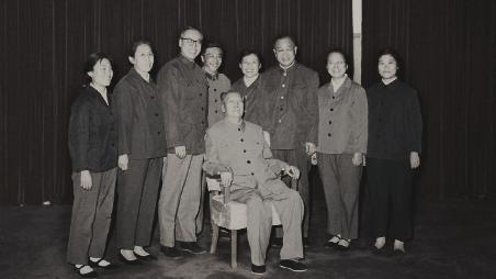 1954年，毛主席下达一奇怪命令：替我准备一个没有姓名的花圈