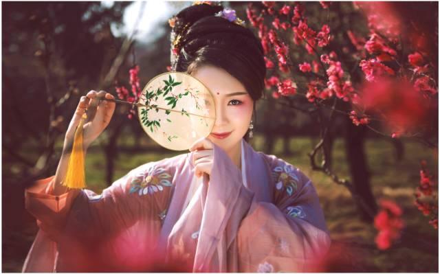 散文：倚门献笑的女人