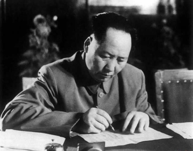 汇报完毛岸英牺牲过程，彭德怀请求处分，毛主席一语令他老泪纵横