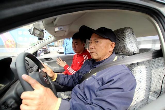 好消息：中老年人考驾照迎来新变化，流程简化，难度降低