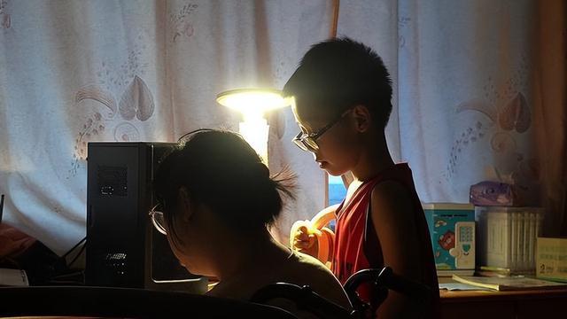 女博士王磊：30岁怀孕后瘫痪，生子后被丈夫抛弃，8年后逆风翻盘