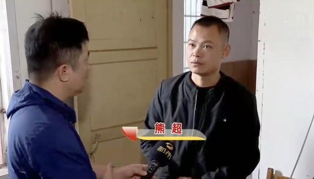 湖南一男子狠心抛弃瘫痪的女友，和别人结婚生子，女友：我理解他