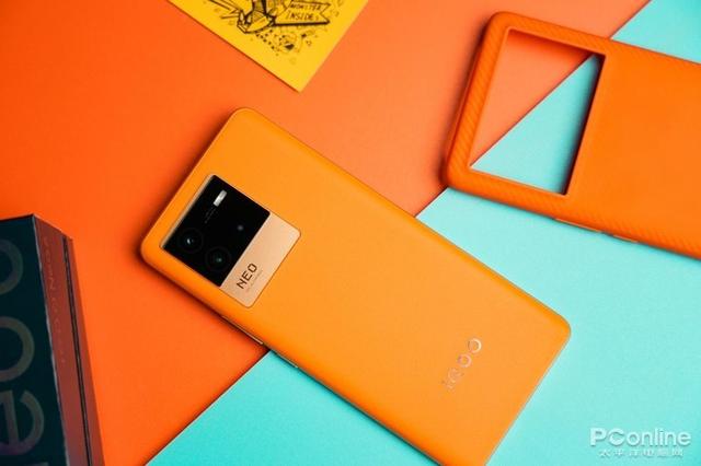 2K价位最好手感？iQOO Neo6经典素皮让你一触难忘