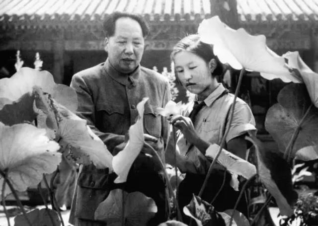 1950年毛主席身边有4个子女？李敏大笑：因为江青妈妈老想挤进来