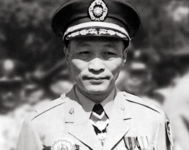 1938年秘书给毛主席点了一根烟，主席随后将他调离：这个人有问题