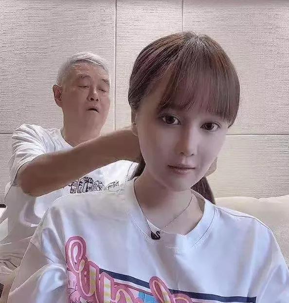 赵本山女儿球球跟男友分手，为男友花销二千万，找男友要听父母话