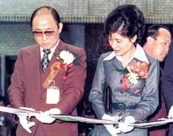 文在寅：11年孤胆复仇，将朴槿惠李明博送进监狱，难逃青瓦台魔咒
