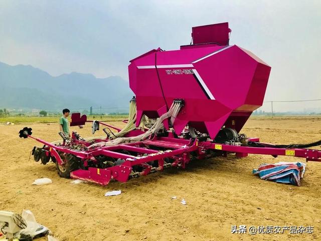 碧桂园又有大动作！自主研发无人拖拉机收获机亮相演示，无人化农场概念落地成真