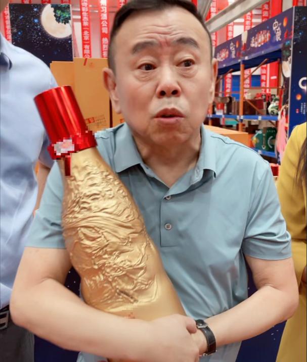 同样是雪天拍段子，冯巩留言区太暖心，潘长江却被嘲讽：别卖惨了