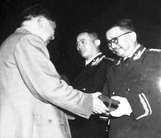 1955年评定军衔，毛泽东：“没有他，我和恩来早没了”，所言何人