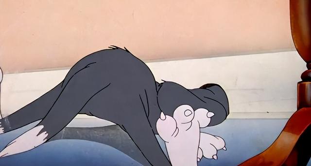 汤姆入水,却变成了杯子的形状,原来以为是夸张搞笑.