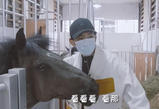 00后高颜值小伙丁真，被国企破格录用，气质变化如同换了一个人