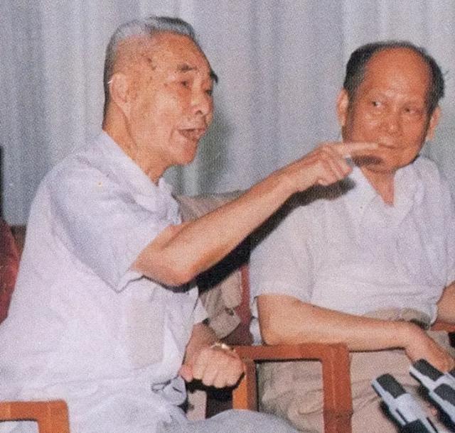 拒不改造的国军中将黄维，为何能给毛主席守灵，去世后葬入八宝山