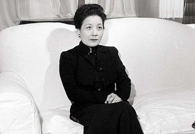 宋美龄最后的赴台：“特别通行证”成废纸，海关要求她拿出护照