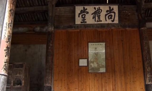 浙江蘭溪諸葛村，丞相祠堂正門爲何築起圍牆，只開兩側小門？
