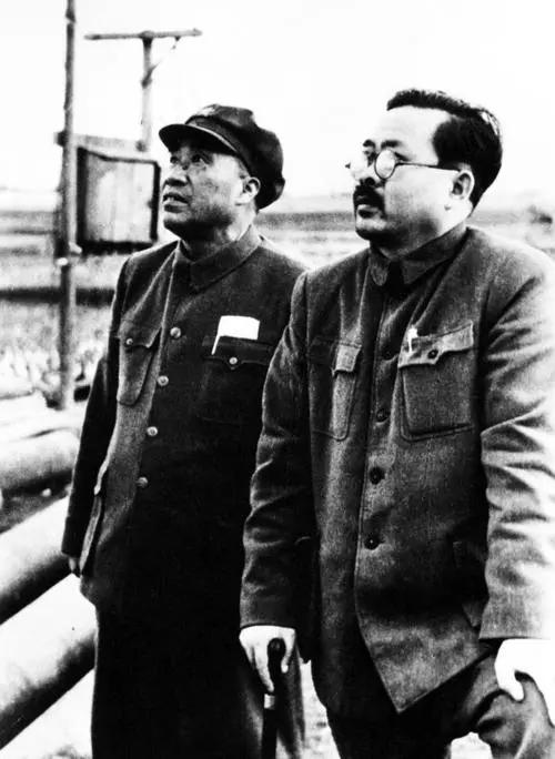 1950年任弼时去世，16位领导人手拽黄布，秘书提醒：主席，请回吧