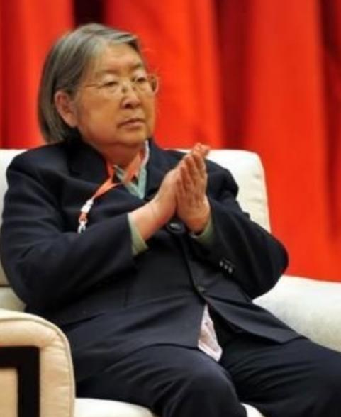 76年毛主席逝世后，中央得知李敏未能守灵，特意为其设置主席灵堂